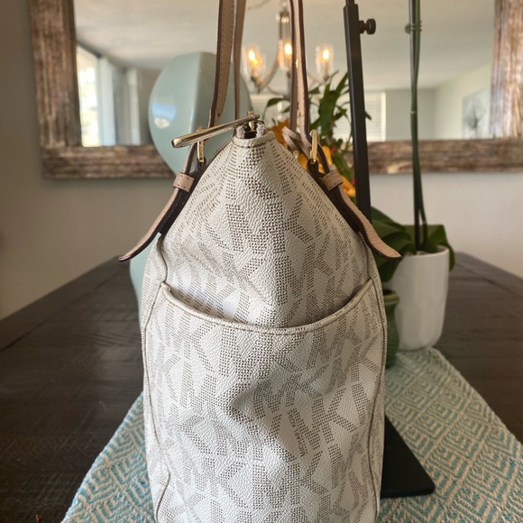 Michael Kors Signature Tote & Wallet Set(White) w/Gold Hardware - Picture 5 of 11